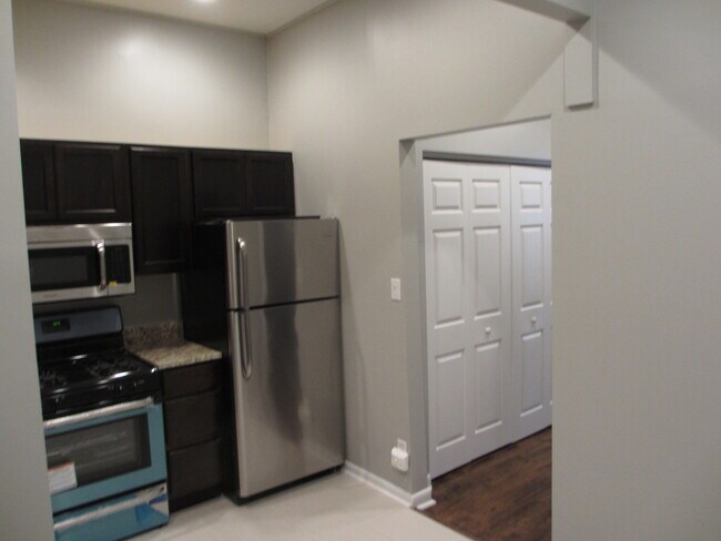 Building Photo - 2248 N Southport Ave