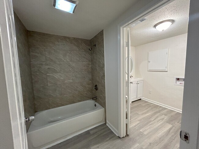 Master Bathroom pic # 1 - 10218 Silvercrest St