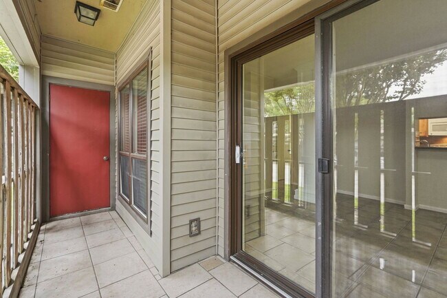 Building Photo - 2025 Augusta Dr