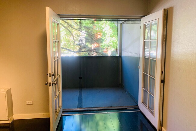 Building Photo - 1 Bedroom 1 Bathroom in Congress Park      **Move-In Special**