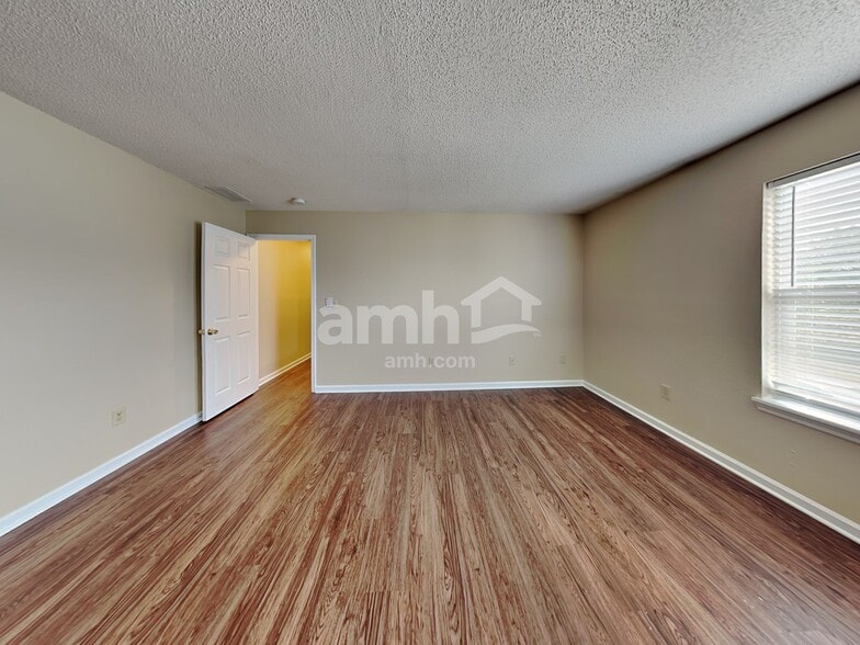 Building Photo - 9017 Stonewall Dr
