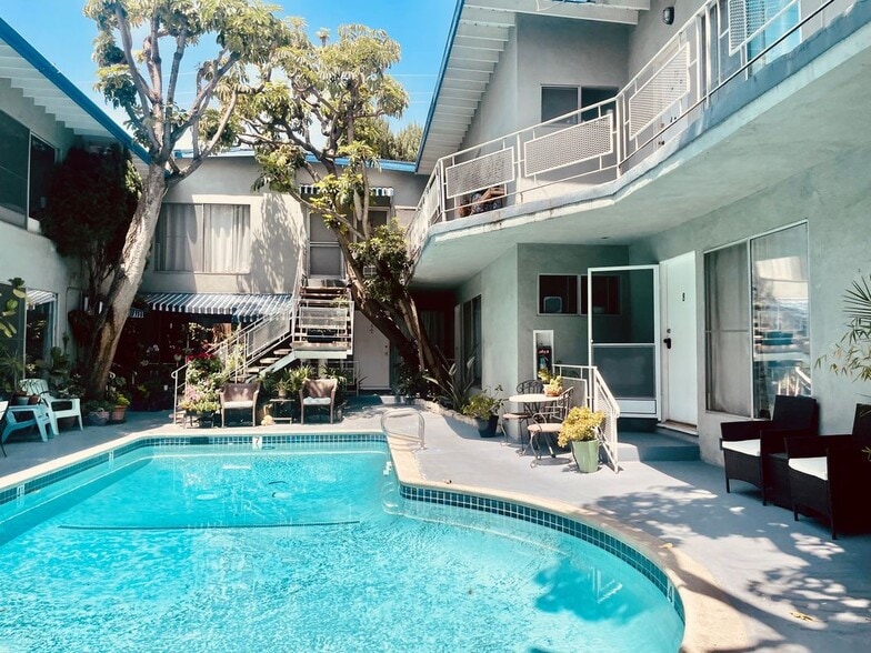 Building Photo - 941 N San Vicente Blvd