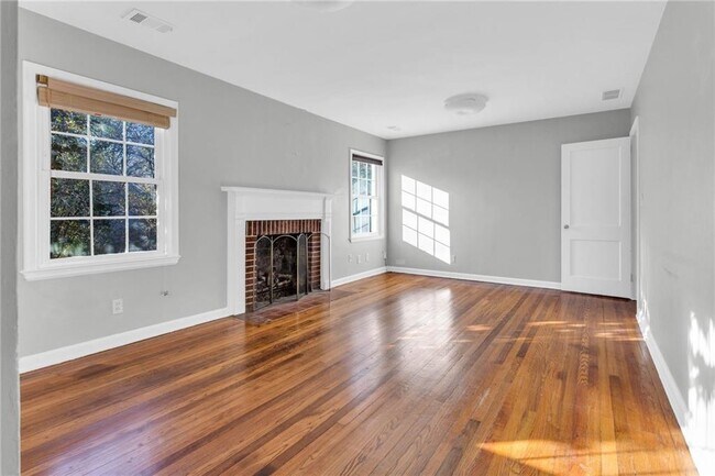 Building Photo - 948 Sycamore Dr