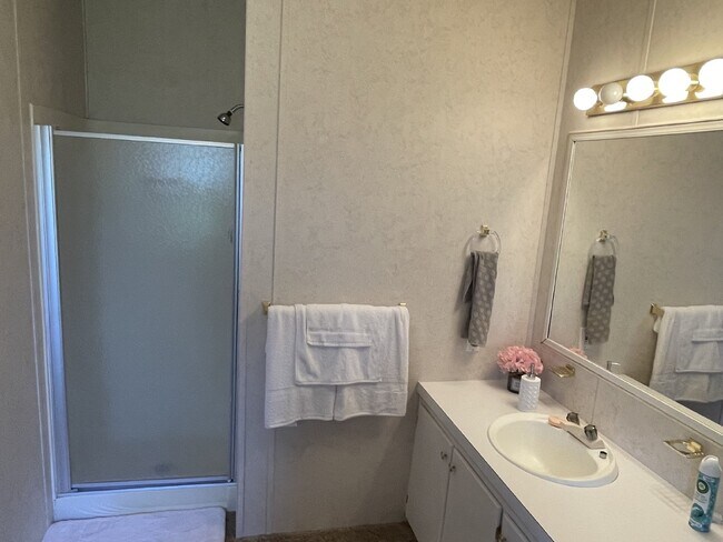 Building Photo - Furnished 3 bedroom 2 full bathroom Manufa...