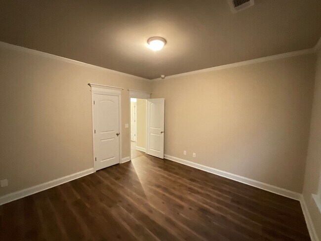 Building Photo - 688 Tree Top Trl