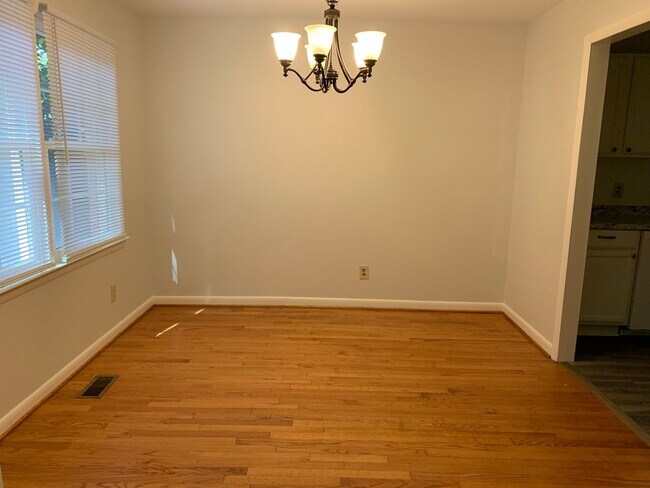 Building Photo - One-month FREE rent! Apply by 3/20/26.  GREAT LOCATION!! RANCH HOME WITH HARDWOODS NEAR DOWNTOWN