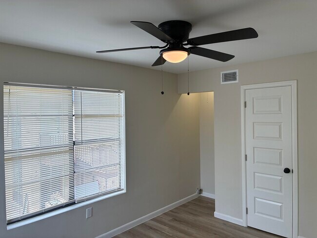 Building Photo - 705 Bustamante St