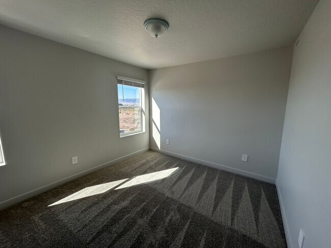 Building Photo - 4 Bedroom 2.5 Bathroom Townhome in Lehi!