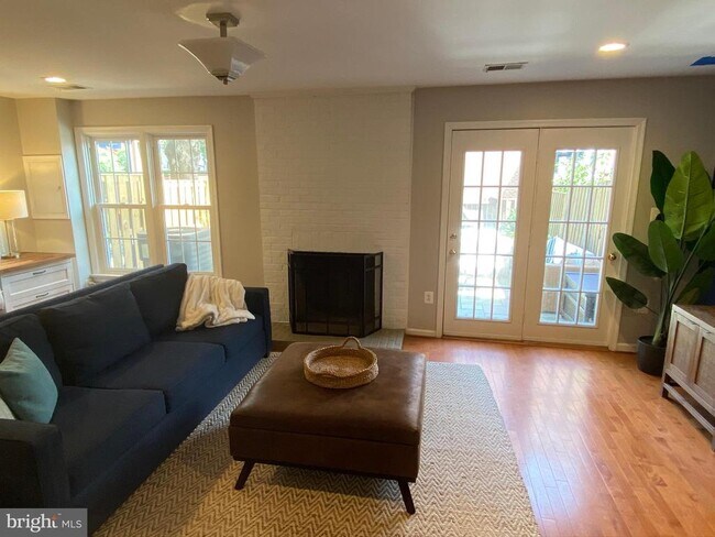Building Photo - 216 Gretna Green Ct