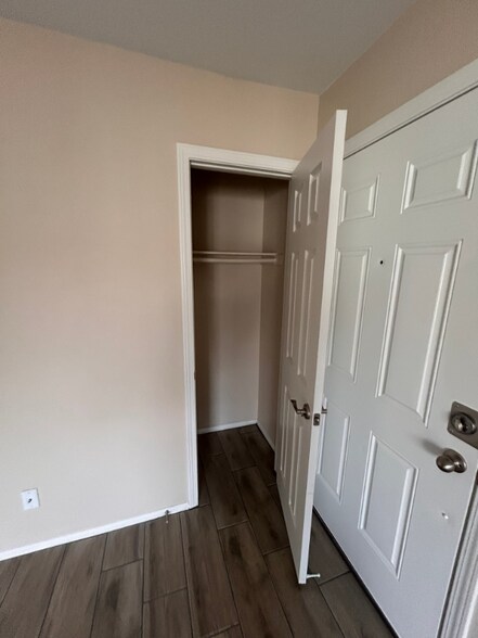 Building Photo - 7300 W Pirates Cove Rd