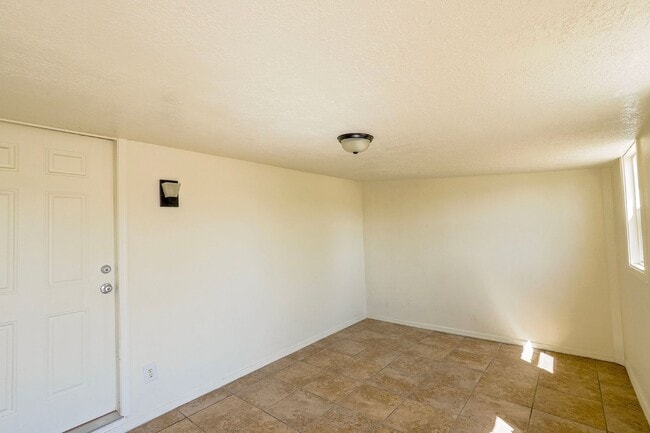 Building Photo - Spacious Mobile Home – Full Property Renta...
