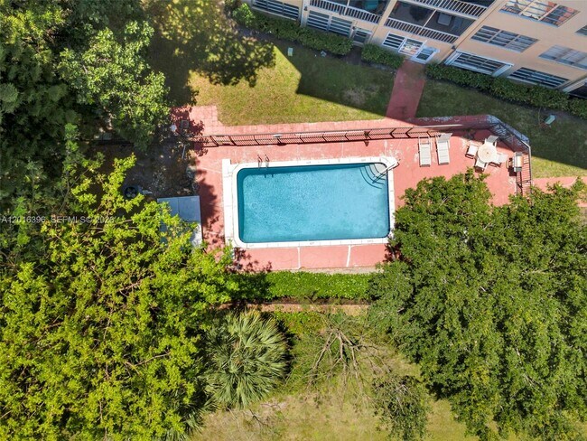 Building Photo - 1101 Crystal Lake Dr
