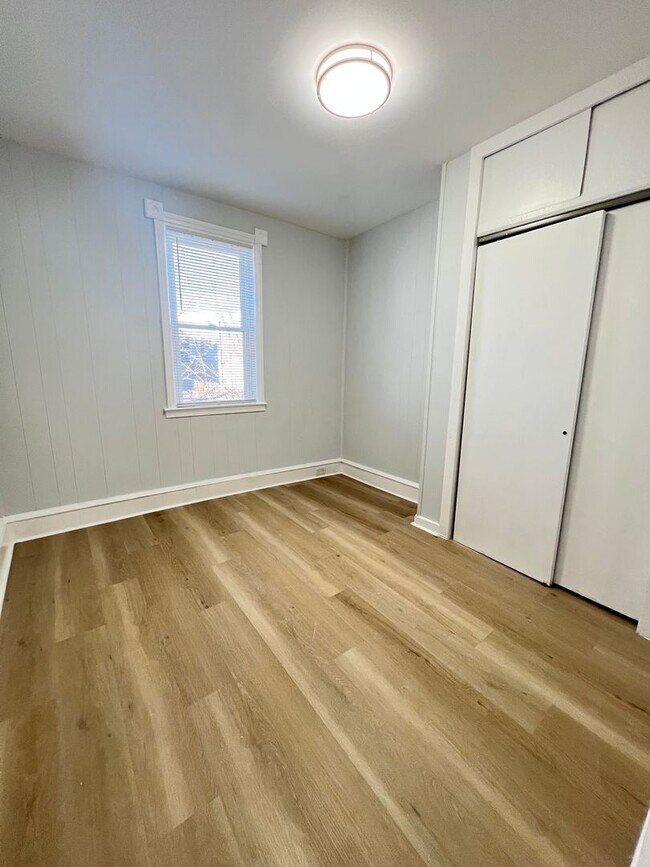 Building Photo - Gorgeous 3b/1b House in South Philly! Section 8 Accepted