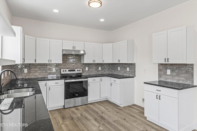 Building Photo - 3900 Lilac Ave