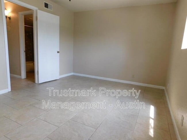 Building Photo - 2600 Penny Ln