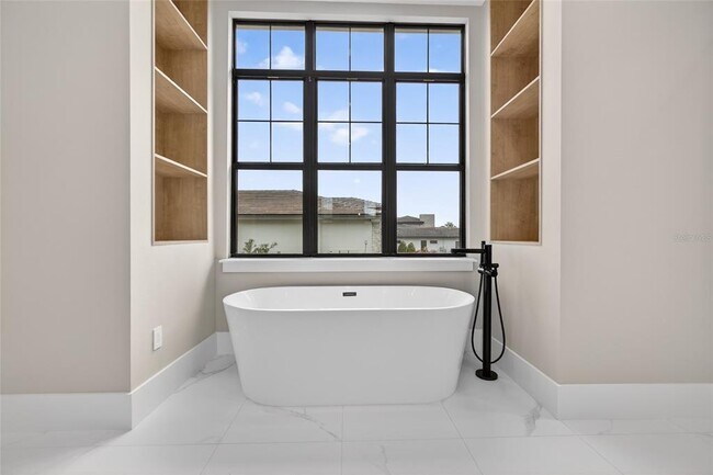 Building Photo - 16130 Pendio Dr