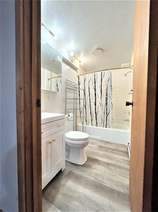 Building Photo - Newly Renovated Daylight Basement Duplex Apartment in Amazing Location!