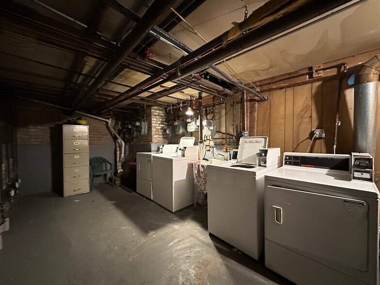 Building Photo - 937 N Hoyne Ave