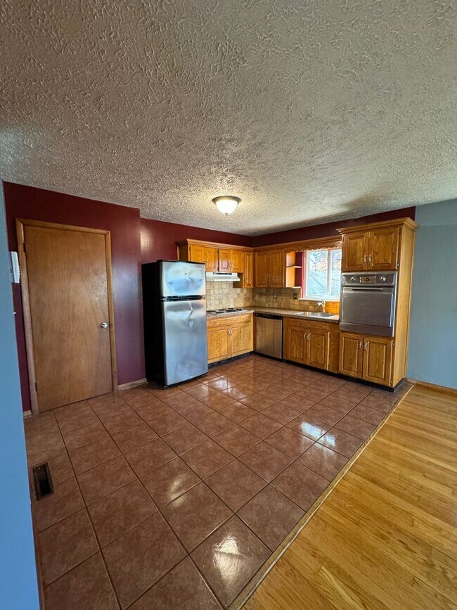 Building Photo - 3 Bed 1 Bath 1 Carport Fenced in Backyard!