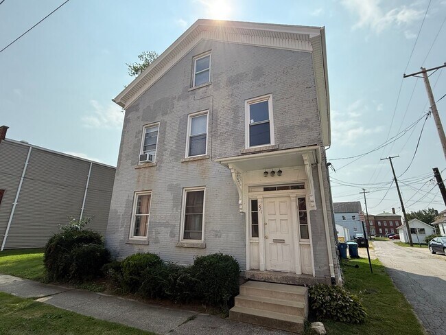 Building Photo - 611 Napoleon St