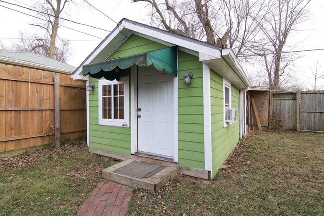 Building Photo - Sweet 3 Bedroom Home Close to Speedway