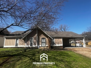 Building Photo - Charming 3BR/2BA Home in 38115 | Hardwood Floors, Rustic Fireplace & Back Deck
