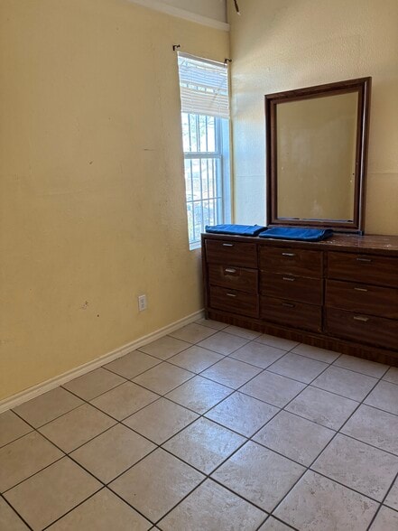 Building Photo - 134 Roberts St