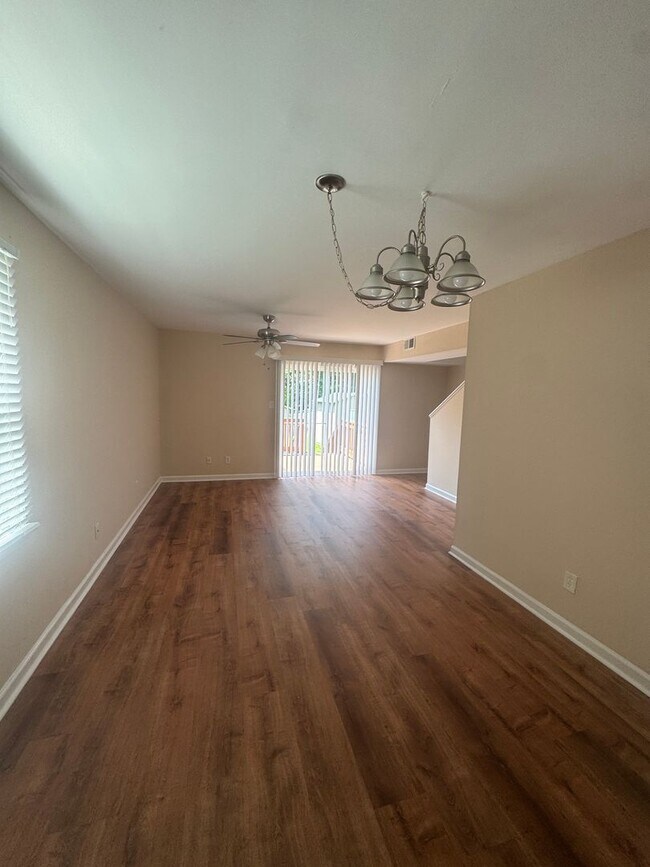 Building Photo - Beautifully updated 2BR/1.5BA apartment av...