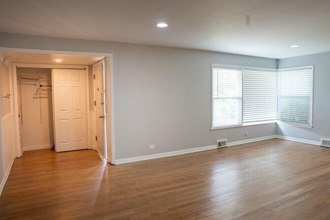 Building Photo - 9733 Karlov Ave