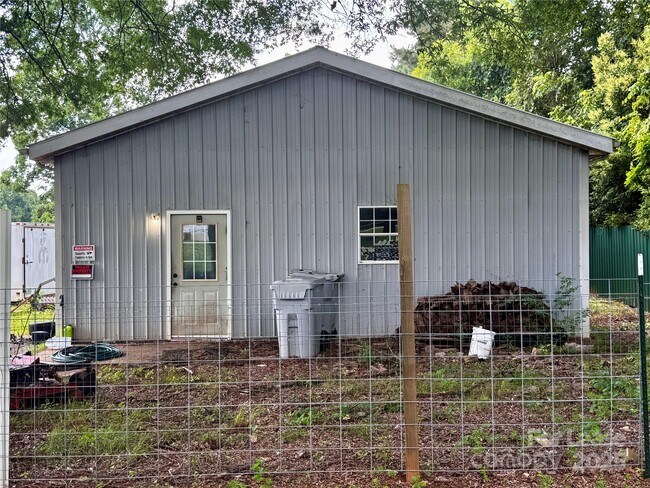 Building Photo - 321 Jennings Rd