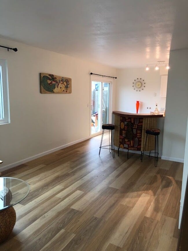 Building Photo - 2 bedroom 1.5 bath Apartment