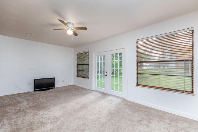 Building Photo - 662 NW Cardinal Dr