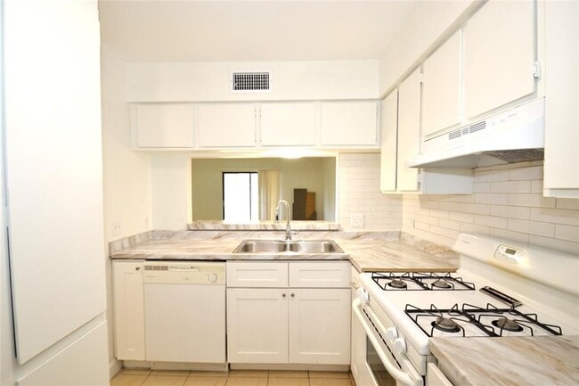 Building Photo - 1202 Southport Dr