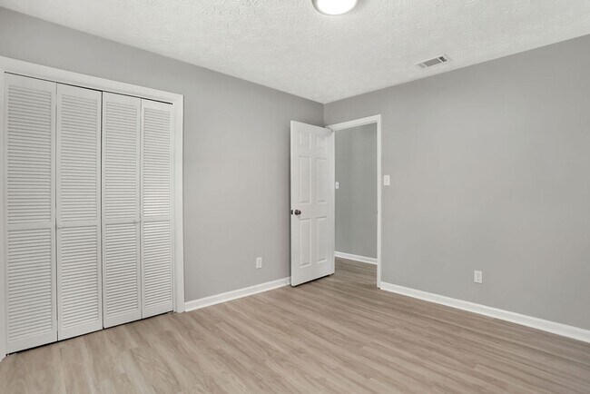Building Photo - 3 bedroom 2 bath home in Village Green