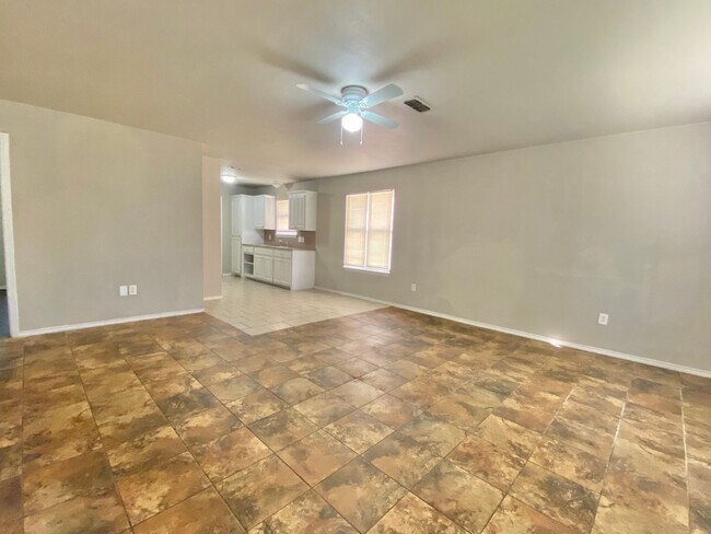 Building Photo - Now available - 3 bed, 1.5 half bath near MLK