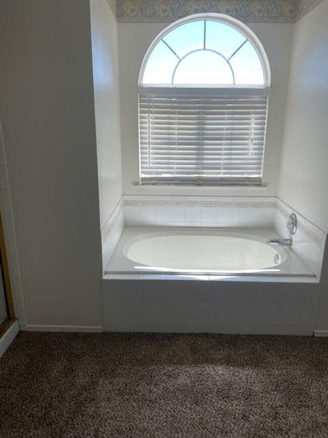 Building Photo - Spacious Two Story Home in the NE Heights ...