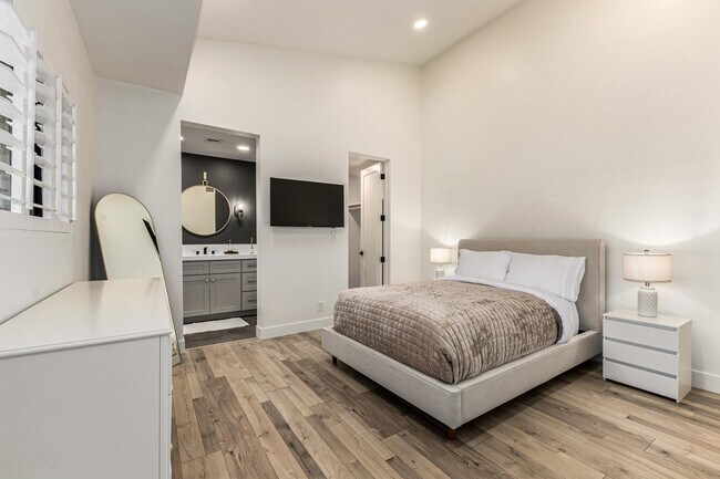 Building Photo - 9917 N 52nd St