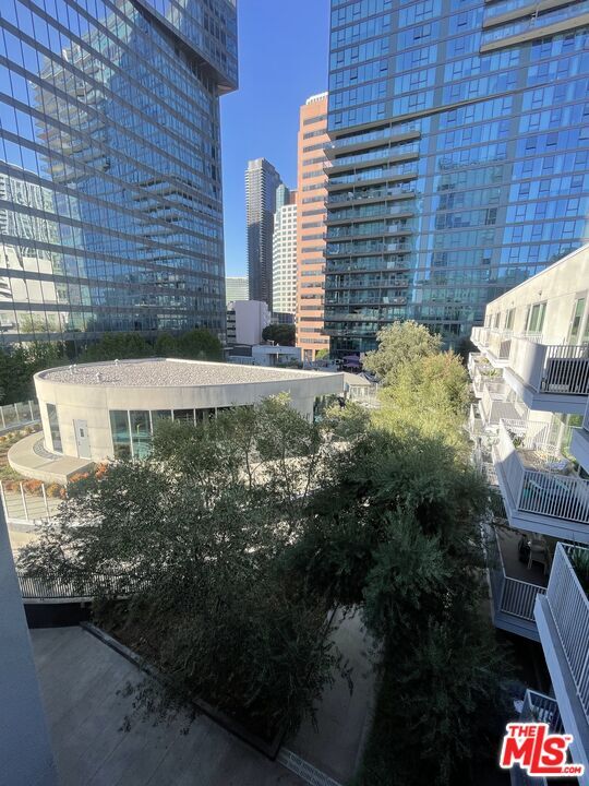 Building Photo - 901 Flower St