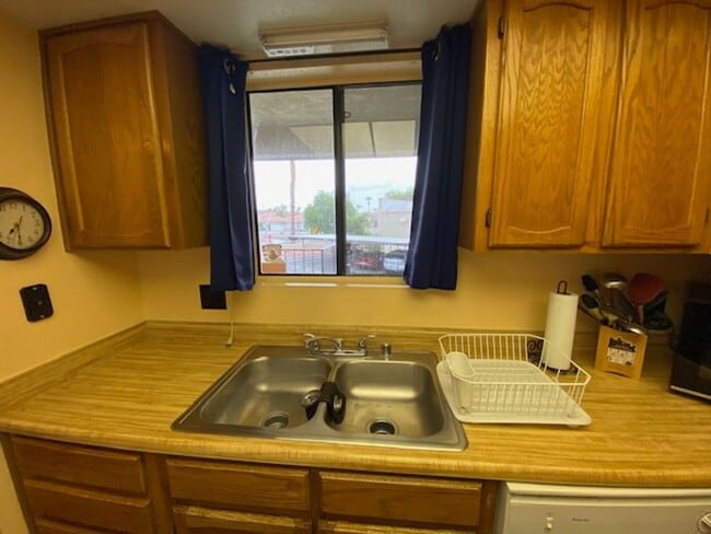 Building Photo - QUAINT, CUTE, 2BR CONDO; Covered Parking; ...