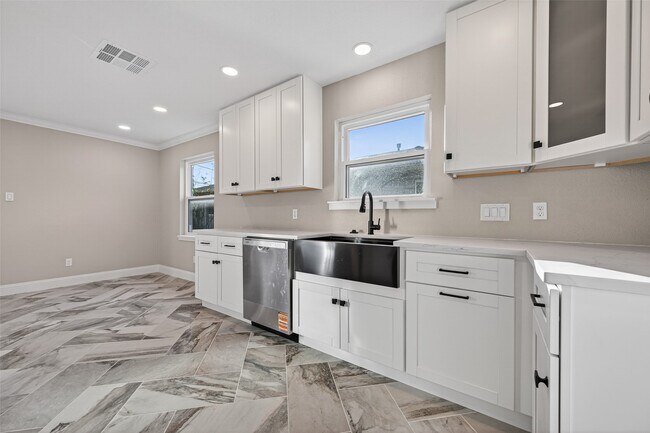 Building Photo - 5407 Lymbar Dr