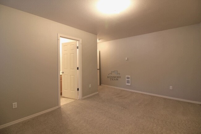 Building Photo - 3 Bedroom, 3.5 Bath Townhome in West Pasco