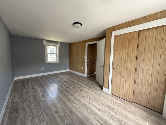 Building Photo - 1402 Waterbury Rd