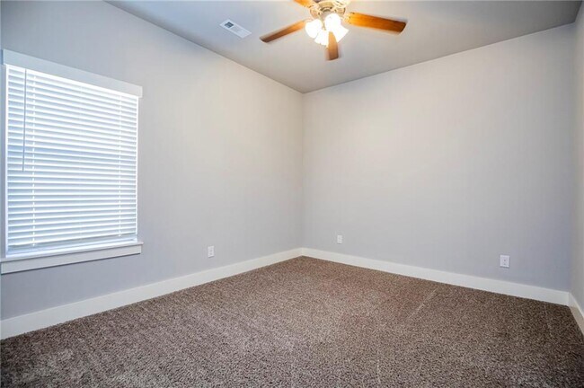 Building Photo - 213 Alder St