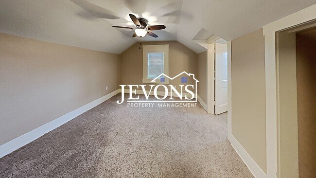 Building Photo - $300 Rent Credit - Well-kept ground-floor ...
