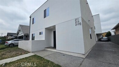 Building Photo - 211 W 43rd St