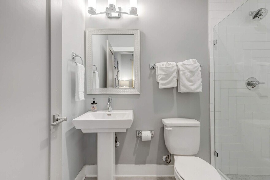 Building Photo - 978 Youngs Ln