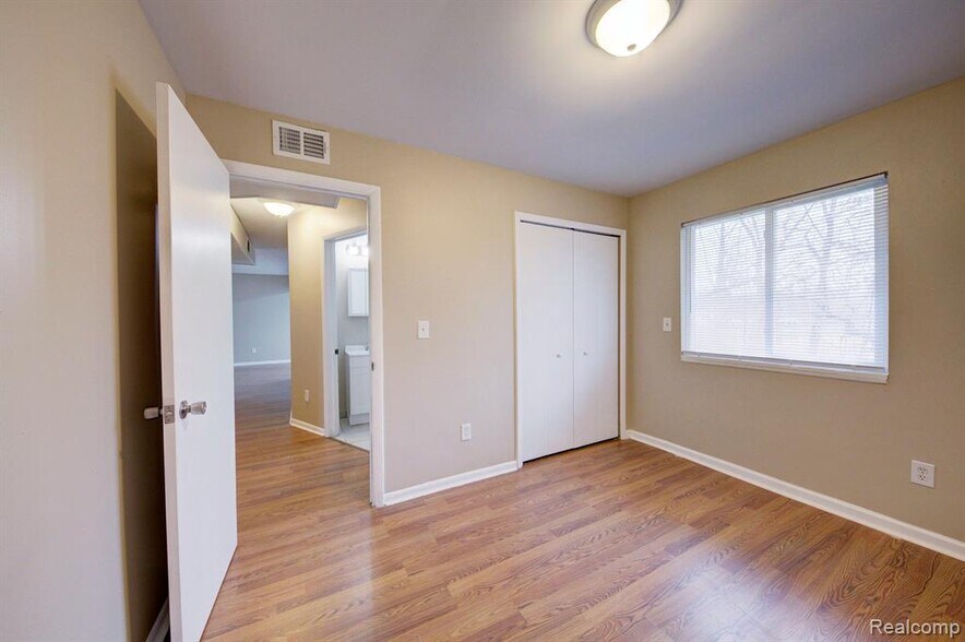 Building Photo - 217 Glenmoor St