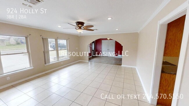Building Photo - 924 Holly St