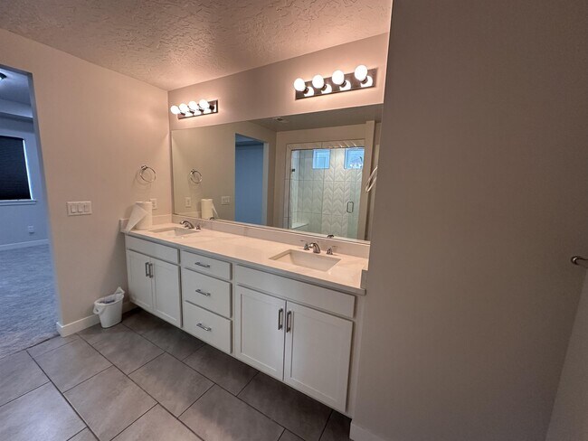 Building Photo - 121 N Independence Way