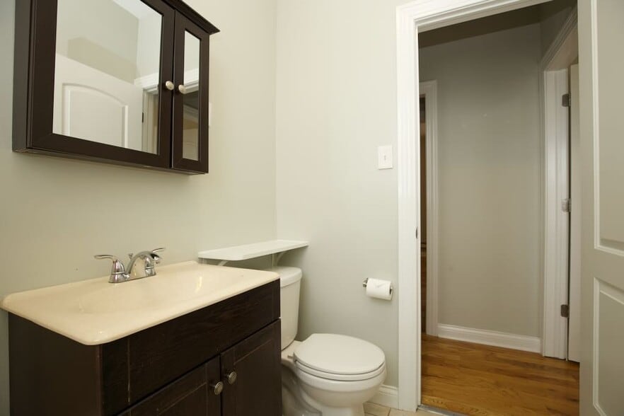 Building Photo - 4422 N Wolcott Ave